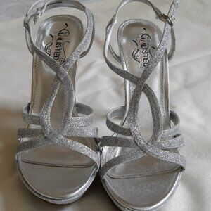 Open toes silver sandals size 7.